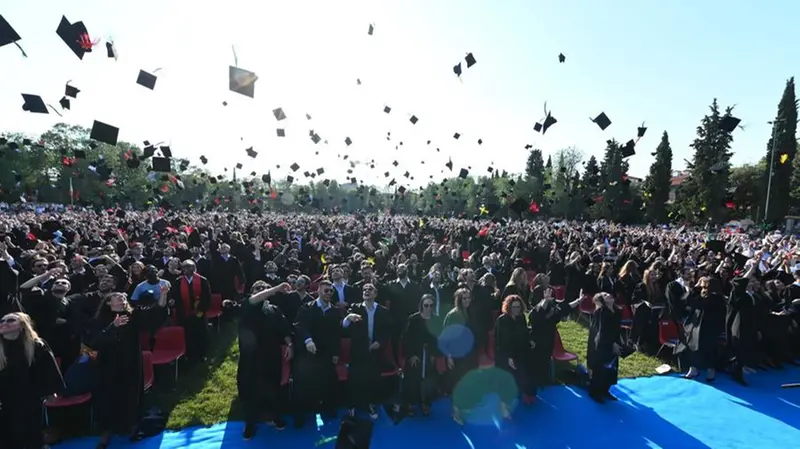 Il lancio del tocco a Campo Marte dei laureati UniBs
