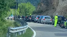 Traffico bloccato e mezzi di soccorso sulla ex Statale 237 dopo la caduta del motociclista - © www.giornaledibrescia.it
