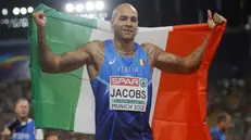 Marcell Jacobs avvolto nel tricolore - Foto Epa/Ronald Wittek © www.giornaledibrescia.it