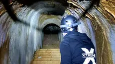 Un esperto di Xtreme Adventure all'interno di uno dei bunker - © www.giornaledibrescia.it