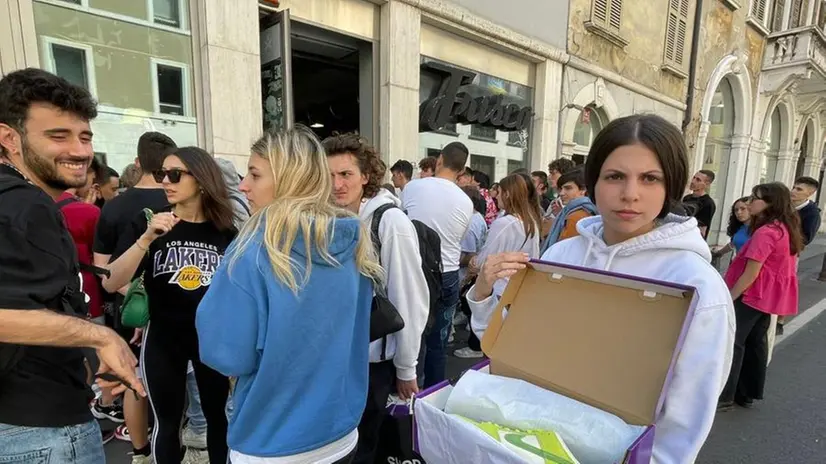 Ragazzi in coda in via Gramsci per le scarpe in edizione limitata