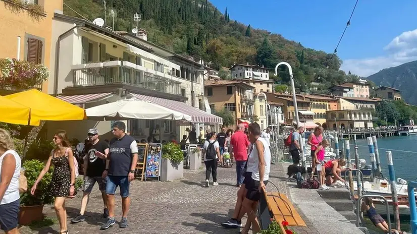 I francesi apprezzano il fascino romantico di Monte Isola - © www.giornaledibrescia.it