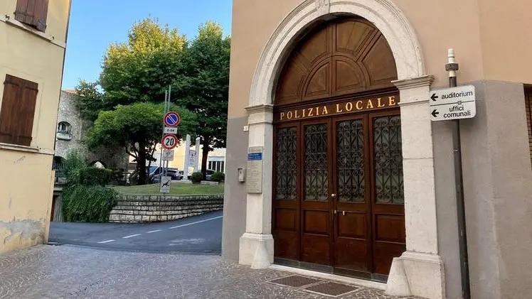 La sede del comando della Locale a Desenzano del Garda - © www.giornaledibrescia.it