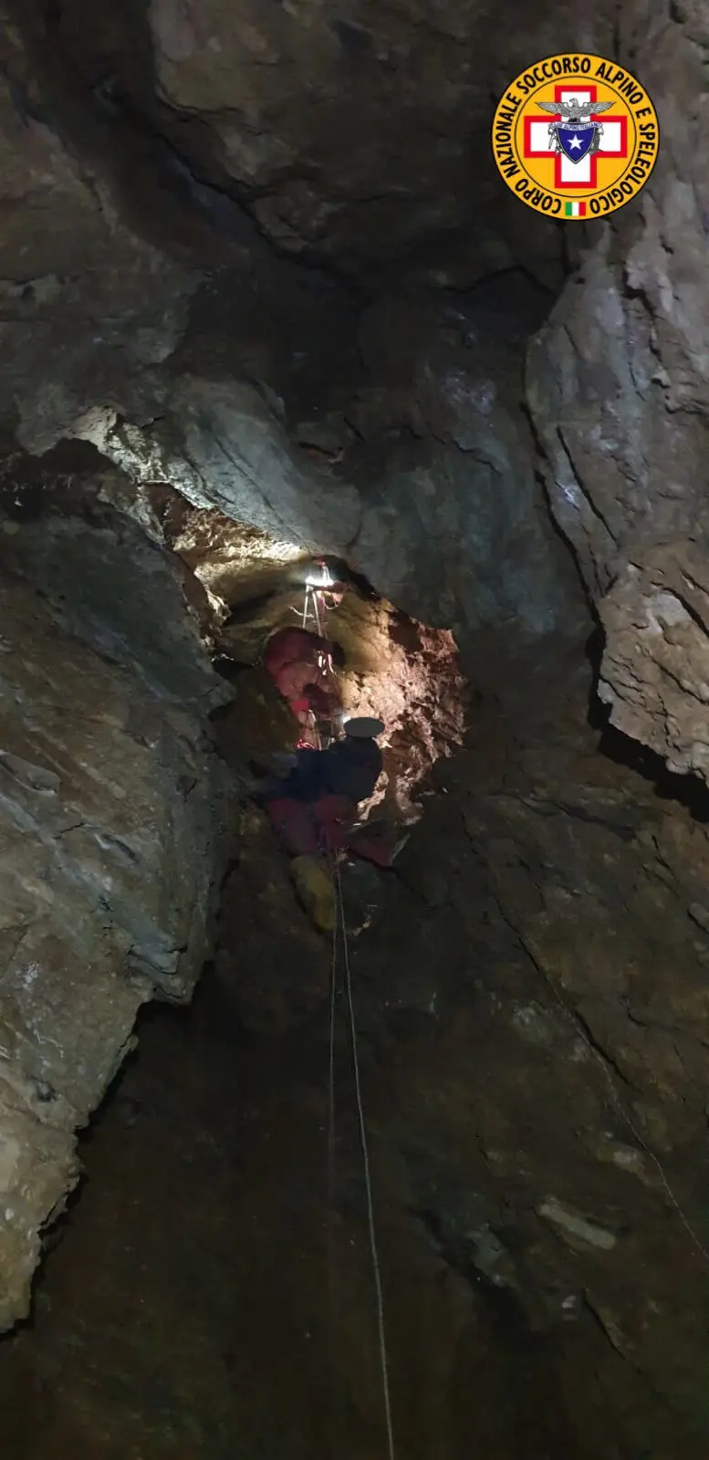 Speleologo bloccato in grotta, le immagini del recupero