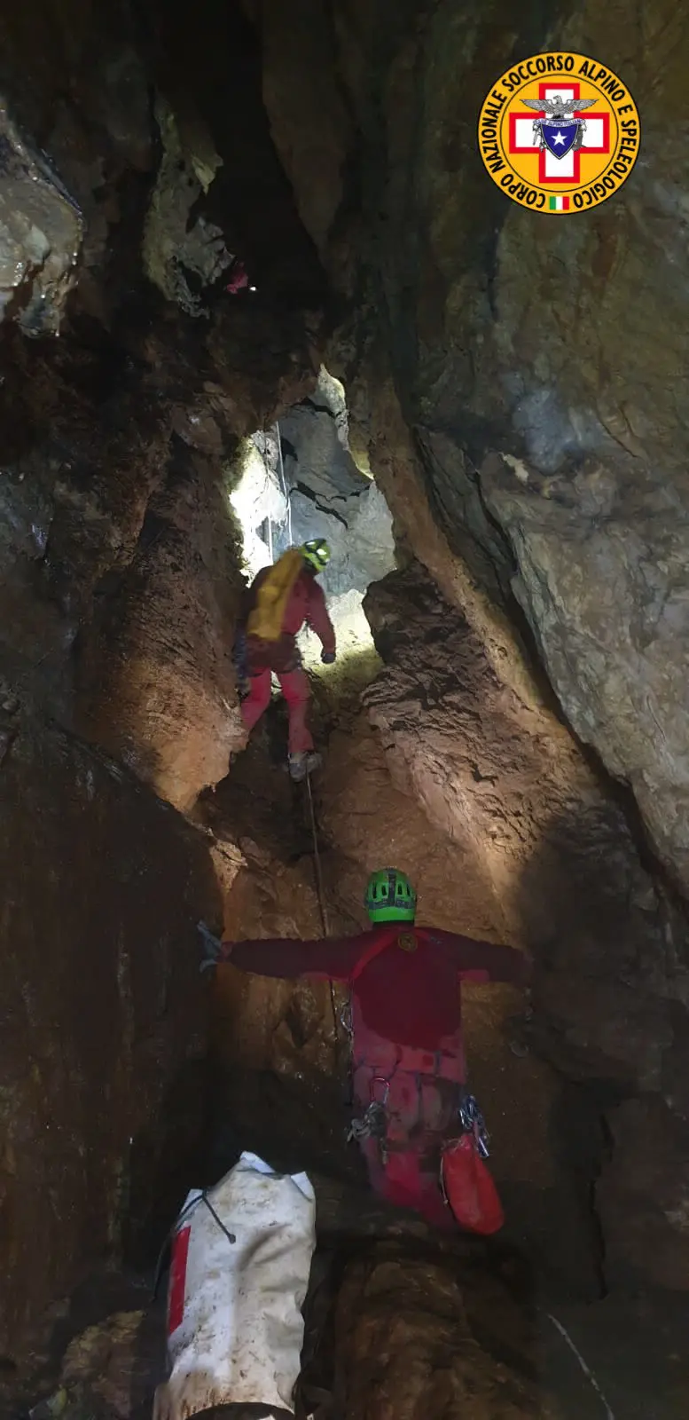 Speleologo bloccato in grotta, le immagini del recupero