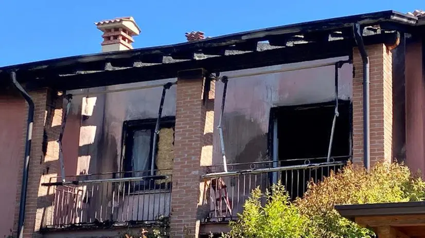 La palazzina andata a fuoco a San Martino della Battaglia