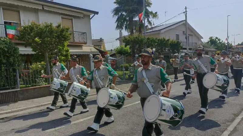 La sfilata degli alpini dell'Ana di Brescia a Flero