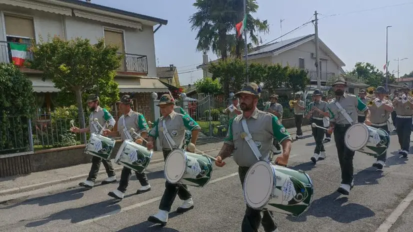 La sfilata degli alpini dell'Ana di Brescia a Flero
