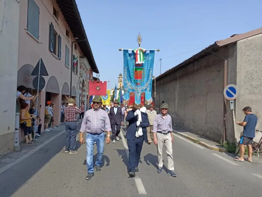 La sfilata degli alpini dell'Ana di Brescia a Flero