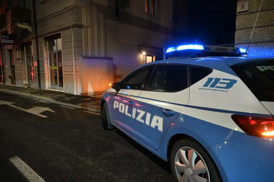 Un'auto della Polizia in via Cadorna, dove la piccola è precipitata dalla finestra del primo piano - Foto Gabriele Strada /Neg © www.giornaledibrescia.it