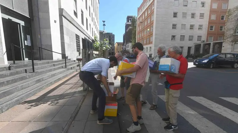 Scatoloni con liste e, per alcuni, le firme da depositare