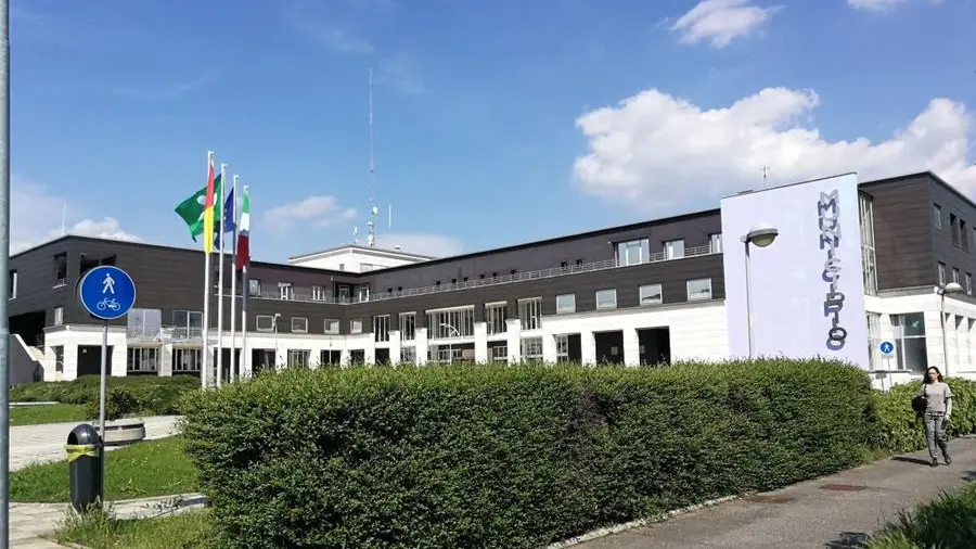 Il ragazzo si è arrampicato sulla scritta metallica della facciata del municipio - © www.giornaledibrescia.it
