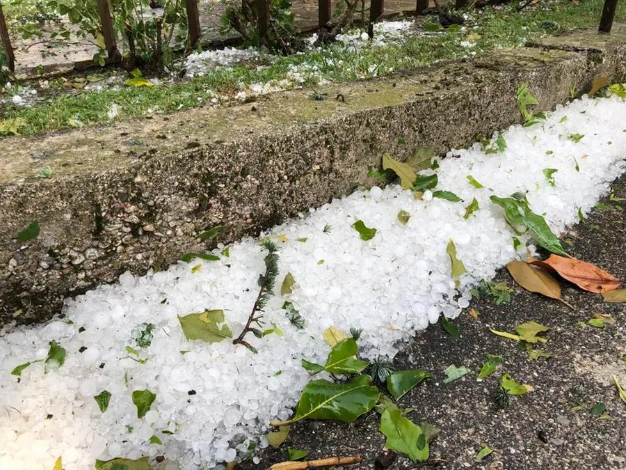 Maltempo: pioggia, vento e grandine spazzano il Bresciano