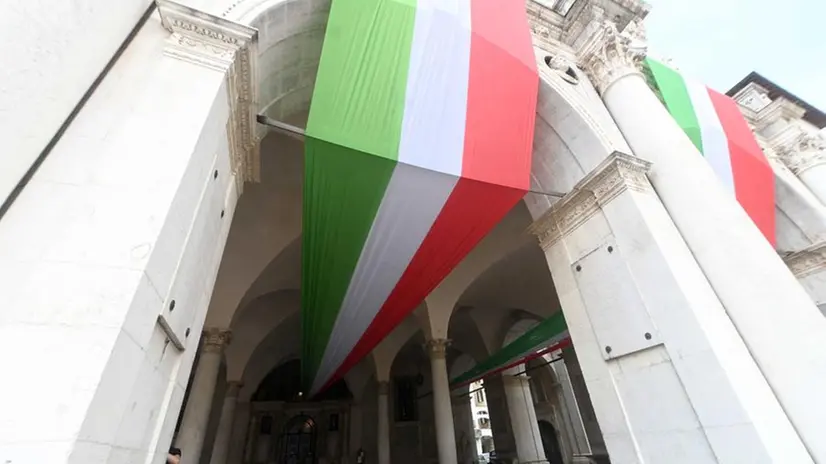 Preparativi in piazza della Loggia per la festa della Repubblica