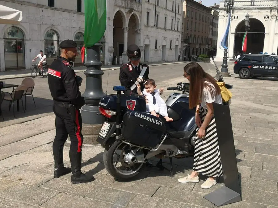 L'esposizione dei mezzi dei carabinieri in piazza Loggia