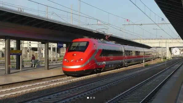 Il Frecciarossa con la nuova livrea in arrivo alla stazione di Brescia - Foto tratta da Instagram/@doria_trainspotter