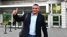Carlo Mosca fuori dal tribunale - © www.giornaledibrescia.it