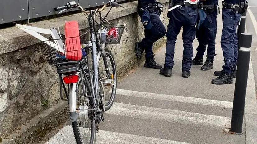 Desenzano, camion trancia cavo e fa crollare palo: ferita una ciclista