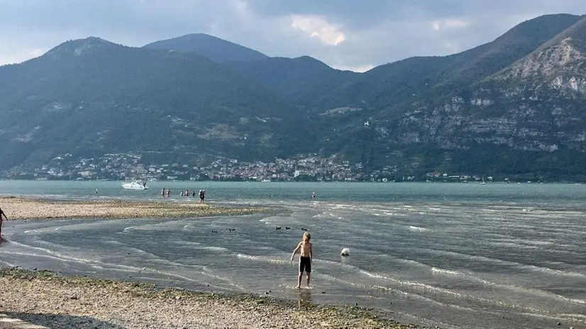 La siccità ha «regalato» quest’anno a Sassabanek chilometri di spiagge mai viste - © www.giornaledibrescia.it