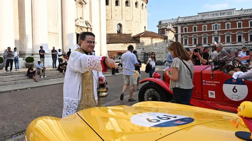 Mille Miglia, la benedizione delle vetture d'epoca