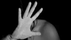 Violenza su una donna (simbolica) - © www.giornaledibrescia.it