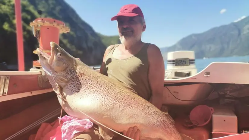 La trota da 20 chili pescata nel lago d'Iseo