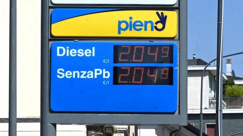 Via Milano. Alla rete Tamoil 2,049 euro al litro il diesel