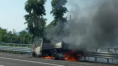 Paura in autostrada per un furgone in fiamme