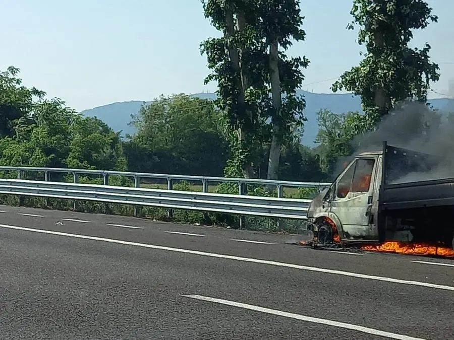 Paura in autostrada per un furgone in fiamme