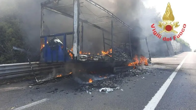 Il camion che ha preso fuoco in A4