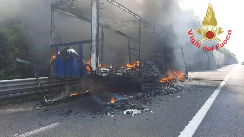 Il camion che ha preso fuoco in A4