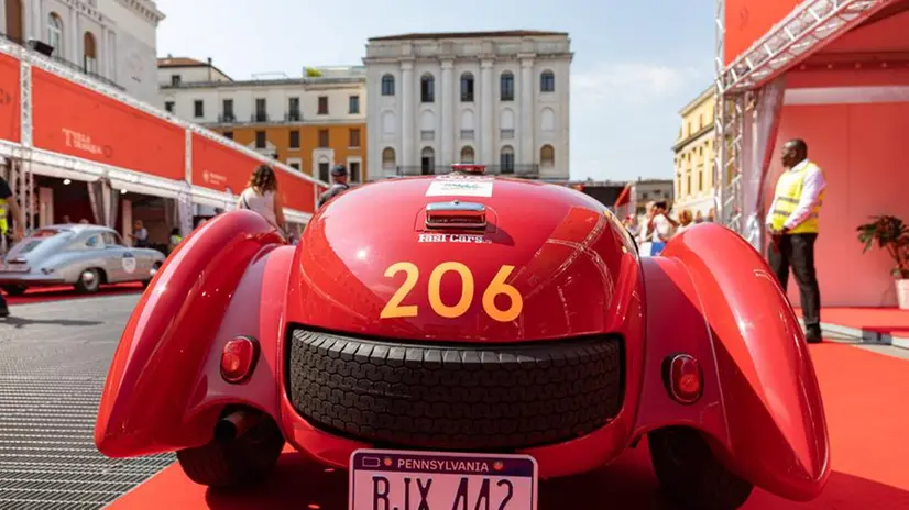 La punzonatura in piazza Vittoria per la Mille Miglia 2022
