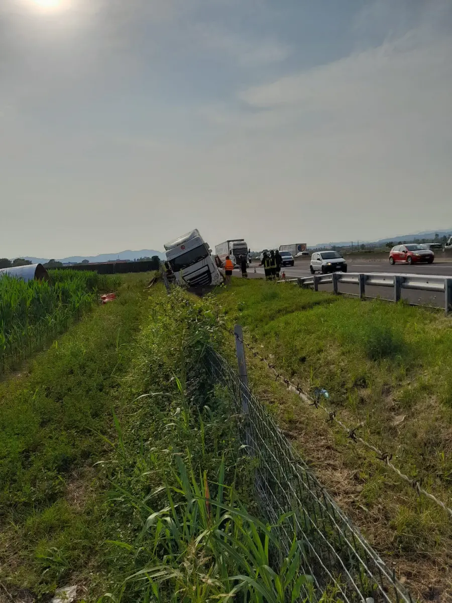 Il tir che si è ribaltato in autostrada