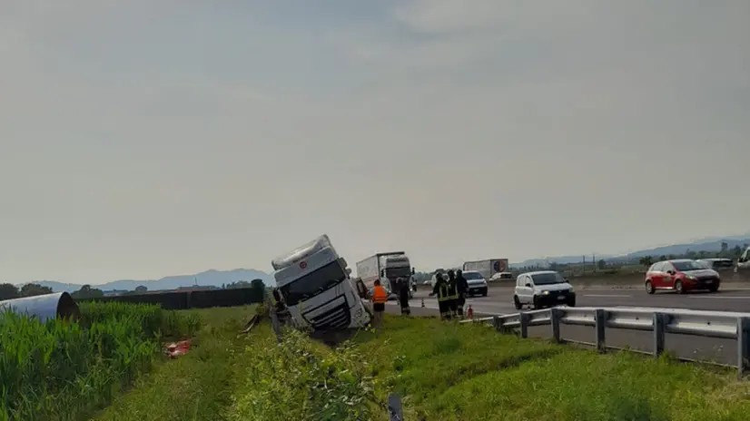 Il tir che si è ribaltato in autostrada