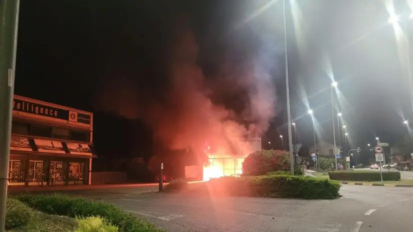 Paratico, cassonetti e cabina elettrica in fiamme
