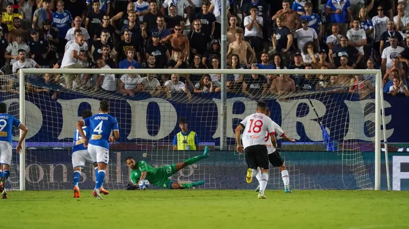 Luca Lezzerini para il rigore - New Reporter Morgese © www.giornaledibrescia.it