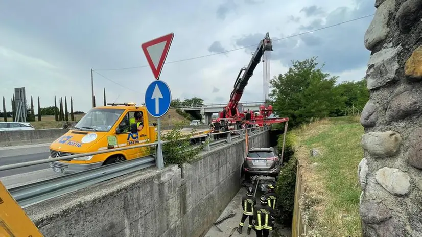 Passirano, l'auto esce di strada e piomba nel canale a secco