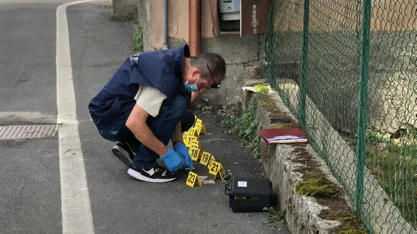 Sul posto anche la Sezione investigazioni scientifiche dei carabinieri - Foto Marco Ortogni/Neg © www.giornaledibrescia.it