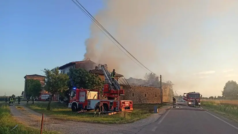 Il cascinale incendiato a Montichiari