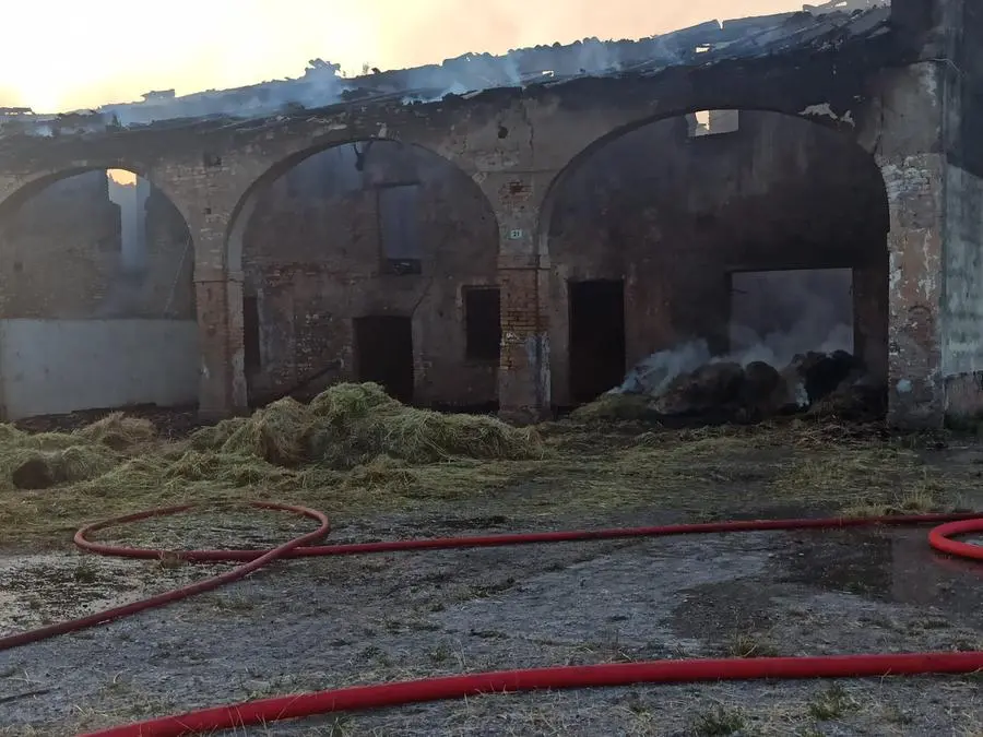 Il cascinale incendiato a Montichiari