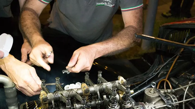 Mille Miglia 2022: i meccanici di Noci Motor Classic al lavoro