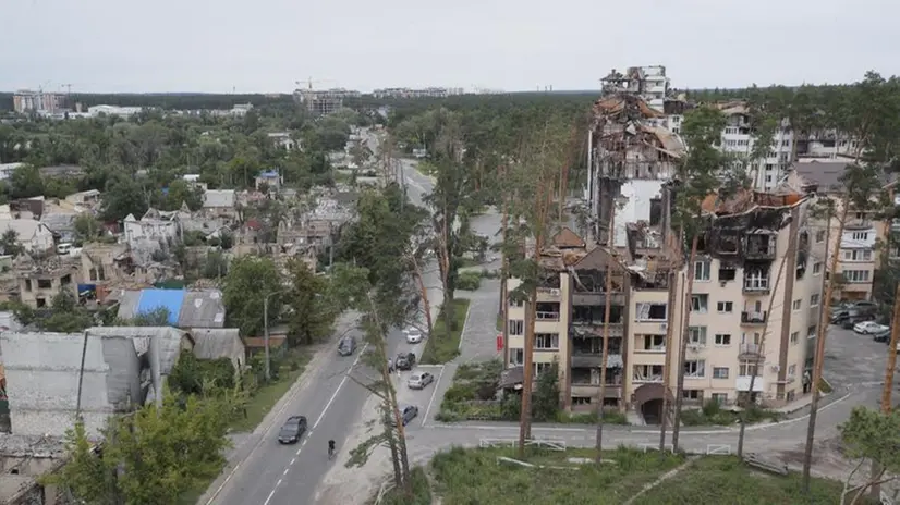 Danni da bombardamenti in una zona residenziale della città di Irpin vicino a Kiev - Foto Ansa/Epa/Sergey Dolzhenko - © www.giornaledibrescia.it