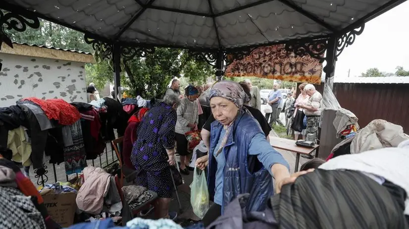 I volontari distribuiscono aiuti umanitari alla gente del posto nella città di Irpin vicino a Kiev - Foto Ansa/Epa/Sergey Dolzhenko - © www.giornaledibrescia.it