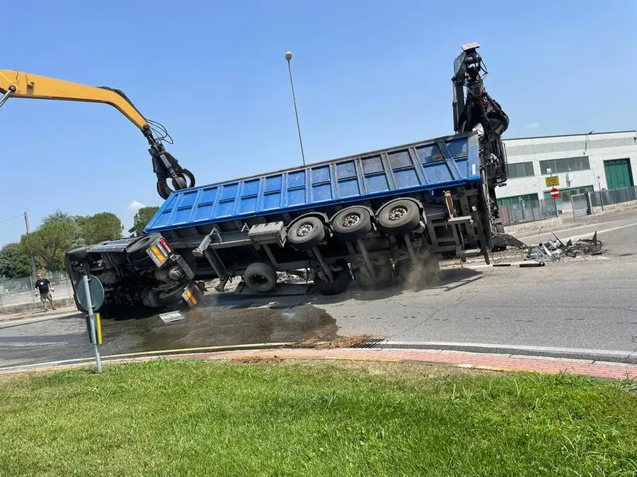 Montichiari, tir si ribalta: rottami ferrosi e gasolio dispersi