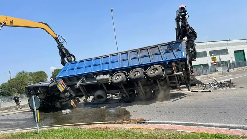 Montichiari, tir si ribalta: rottami ferrosi e gasolio dispersi