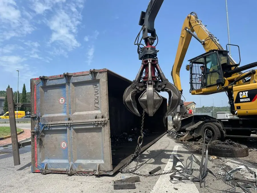 Montichiari, tir si ribalta: rottami ferrosi e gasolio dispersi