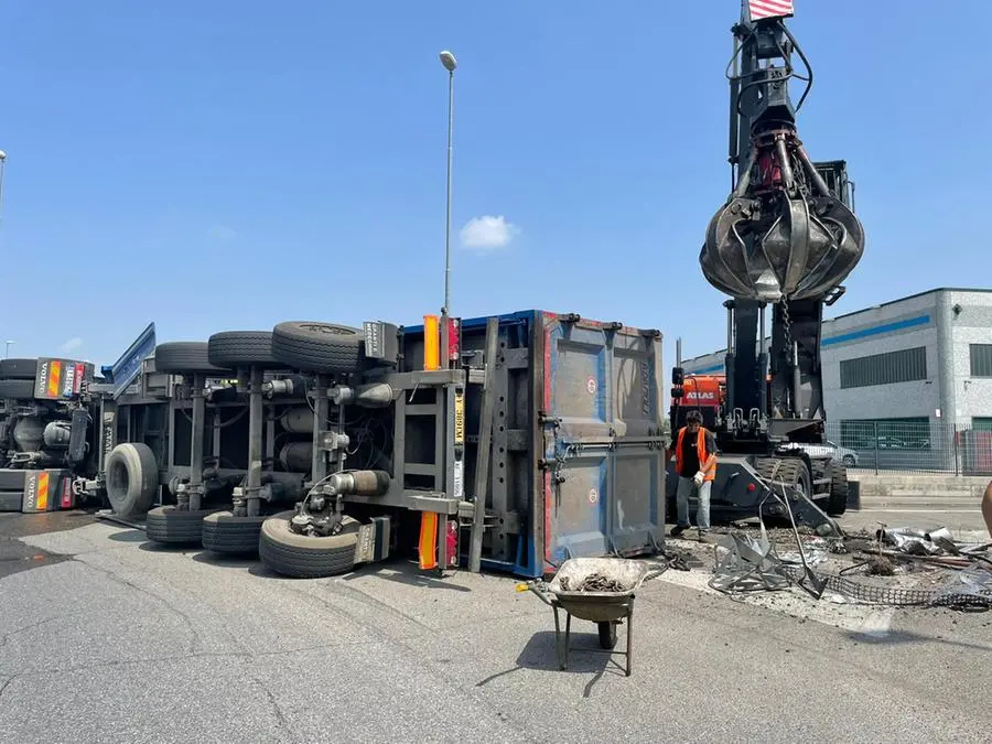 Montichiari, tir si ribalta: rottami ferrosi e gasolio dispersi