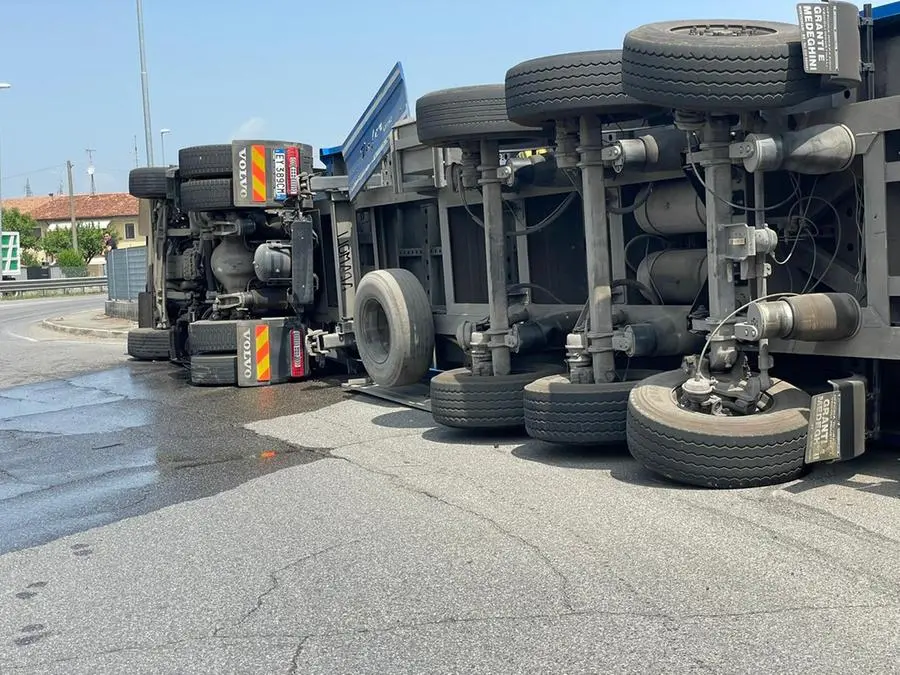 Montichiari, tir si ribalta: rottami ferrosi e gasolio dispersi