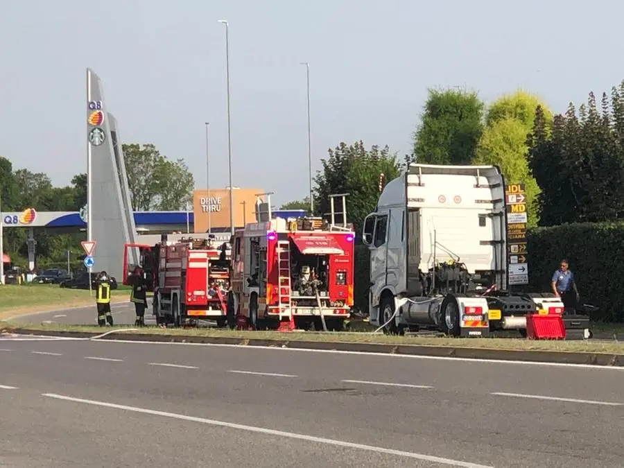 Le operazioni di travaso del gas dall'autoarticolato che ha preso fuoco a Erbusco