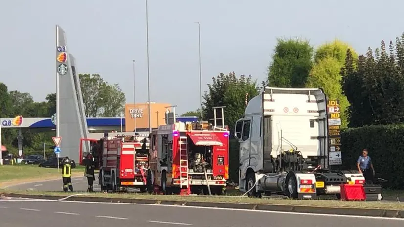 Le operazioni di travaso del gas dall'autoarticolato che ha preso fuoco a Erbusco